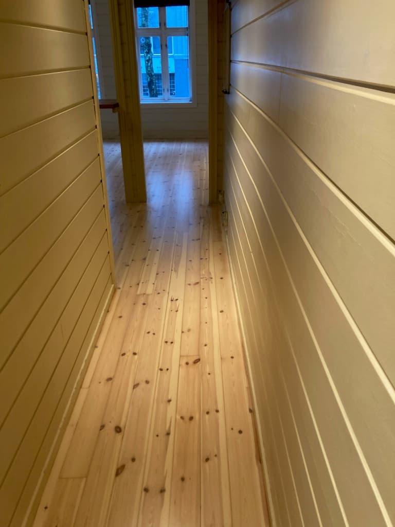 Nylakkert furugulv. Det blir matt når det tørker.