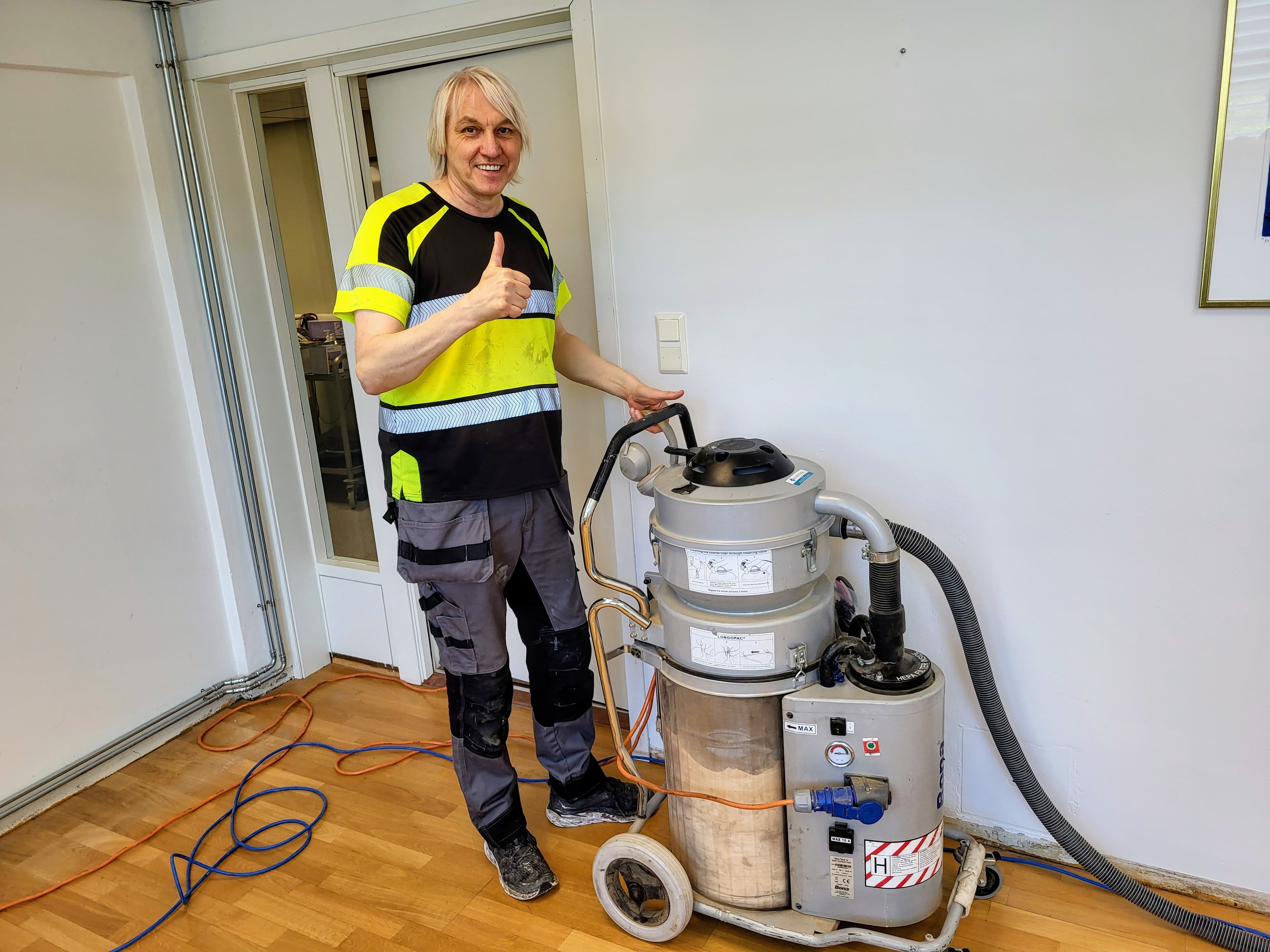 Jarle og støvsugeren som er utviklet spesielt for gulvsliping.